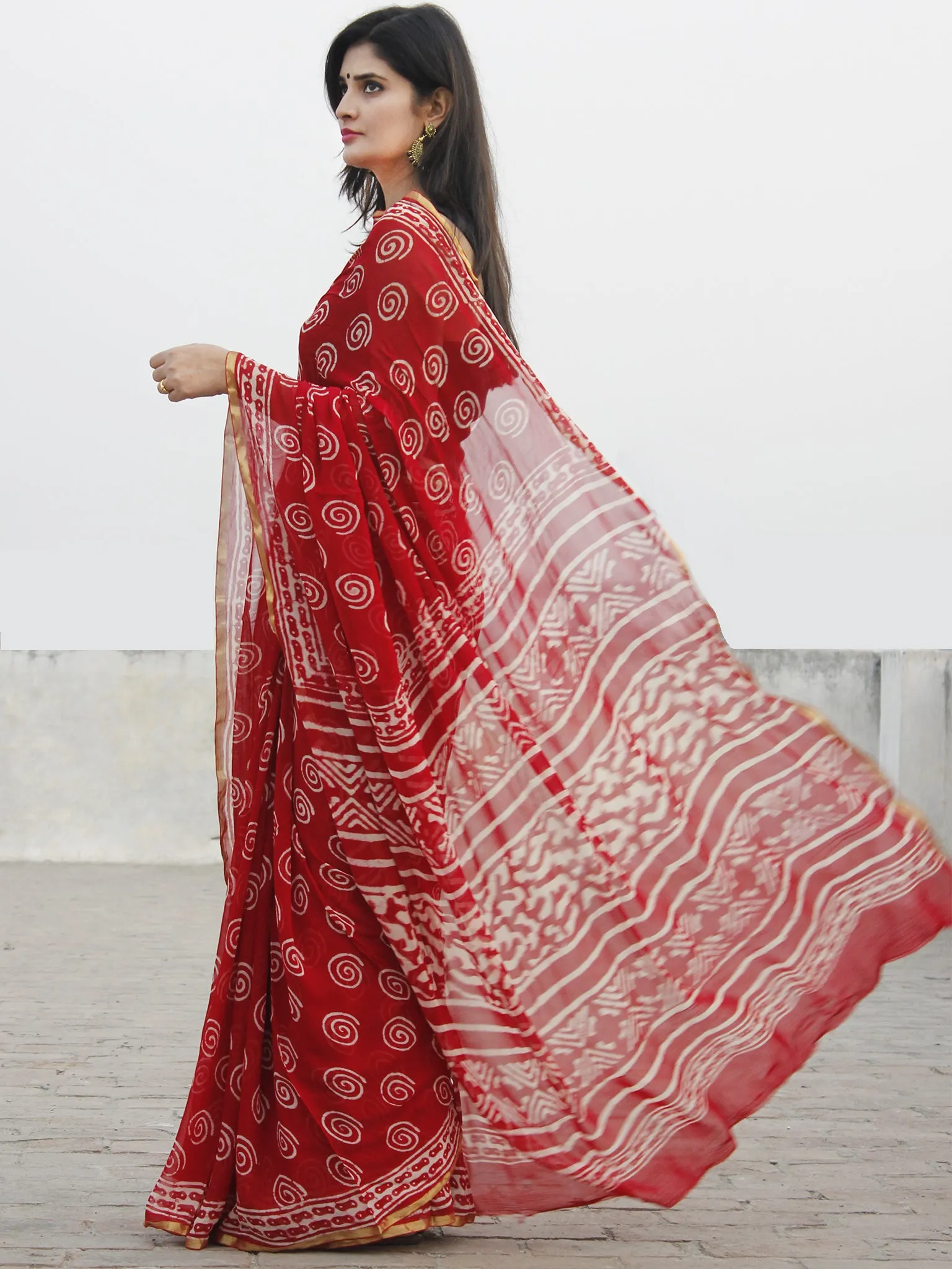 Red White Hand Block Printed Chiffon Saree With Zari Border - S031702586